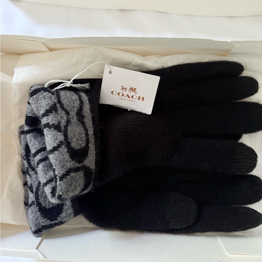 Coach Logo Knit Gloves